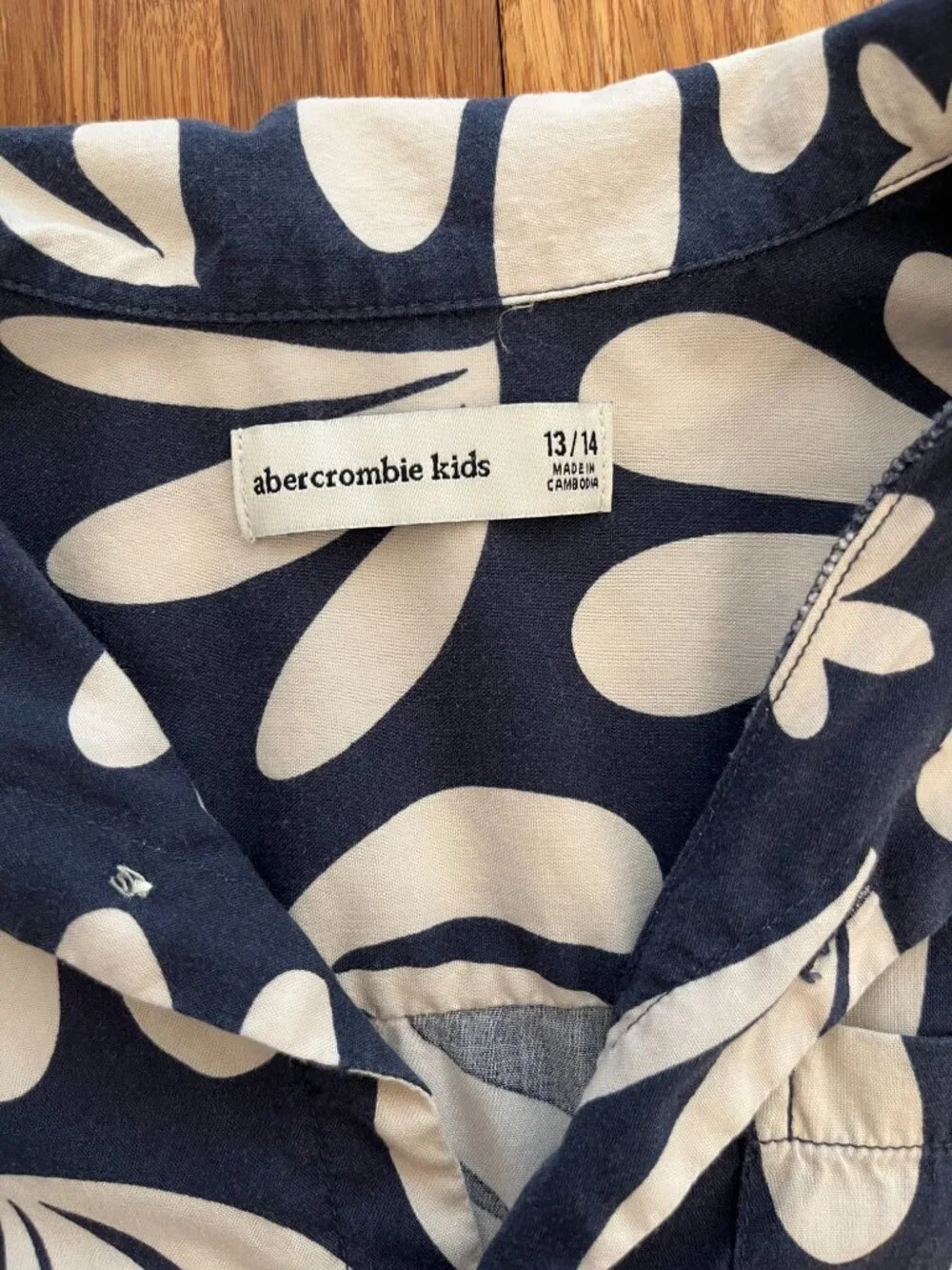 Abercrombie Kids white and navy blue leaf print short sleeve button-up shirt